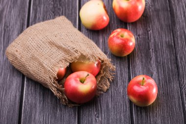 Taze elma tablo üzerinde dağınık