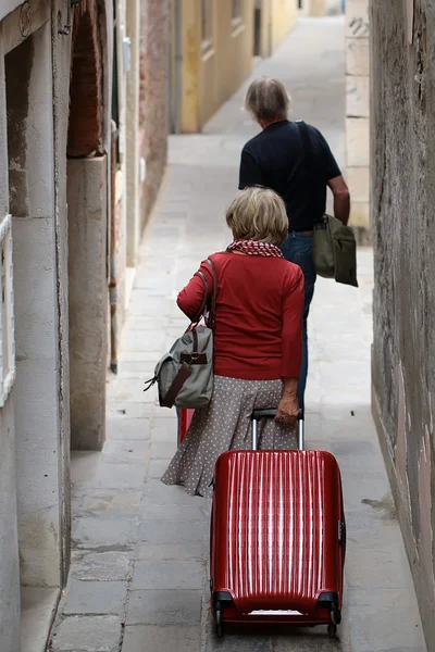 Senior couple with suitcases — Stock Photo, Image