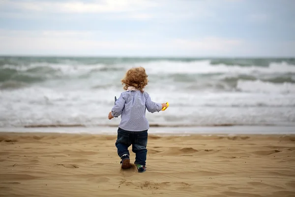 Niño jugando en la playa — Foto de Stock