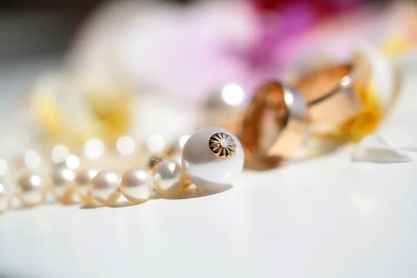 Чарівний жіночий перлинний браслет — стокове фото