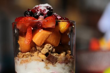 Yoğurtlu kıyılmış meyve salatası