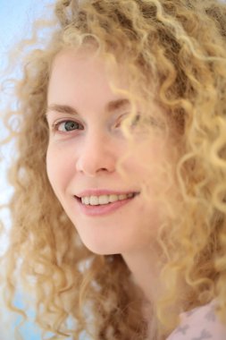 Güzel genç bir kadının portresi.