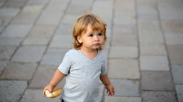 ハシバミ目の金髪の子供の肖像画 — ストック写真