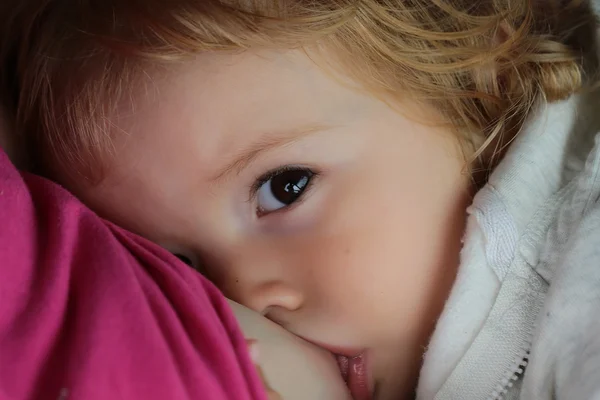 Adott mell szőke hazel szemű baba — Stock Fotó