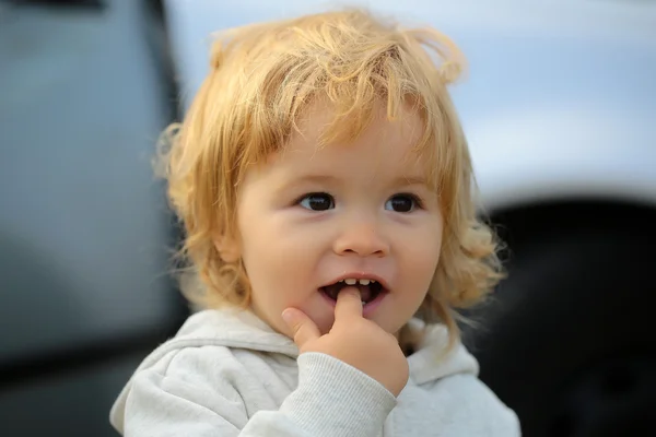 Portret van een schattig jongetje — Stockfoto