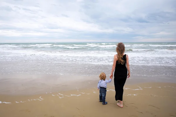 Madre e figlio sulla spiaggia — Foto Stock
