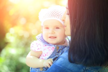 Anne öpüşme ve kızı holding