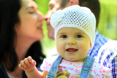 Kız ve öpüşme anne