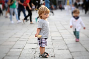 Oynayan kız ile erkek bebek