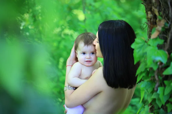 Baby and mother hugging nude — Stock Photo, Image
