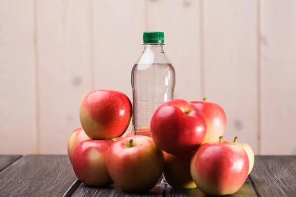 Nature morte des pommes et de l'eau — Photo