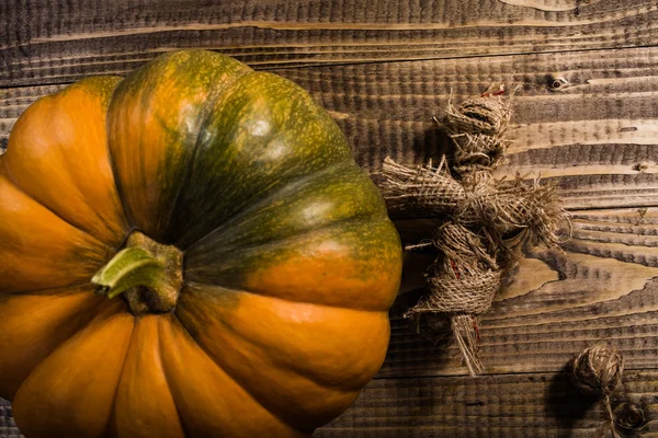 Handcraft docka nära squash — Stockfoto