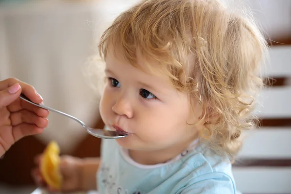 Niño alimentado con cuchara — Foto de Stock