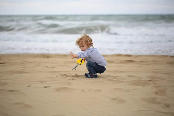 Garçon jouer avec le sable — Photo