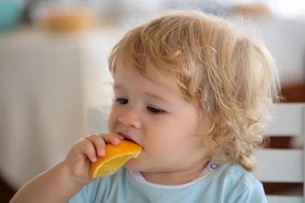 Retrato de criança comendo laranja — Fotografia de Stock