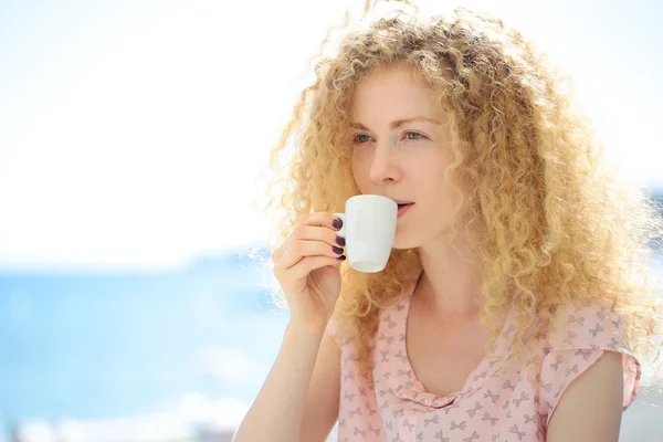 Жінка п'є каву на відкритому повітрі — стокове фото