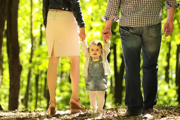 Girl holding parents by hands — Stock Photo, Image