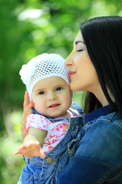Μητρικά φιλιά και κρατώντας κόρη — Φωτογραφία Αρχείου
