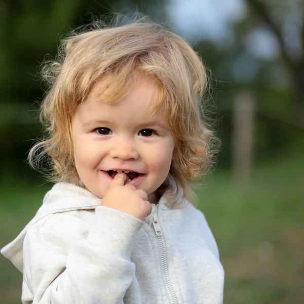 Portret van een schattig jongetje — Stockfoto