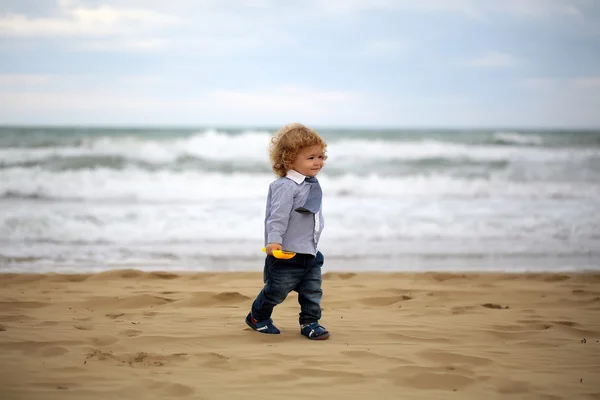 Ler pojke på stranden — Stockfoto