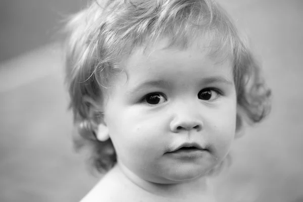 Gros Plan De Mignon Bebe Garcon Prescolaire Heureux Stock Photo