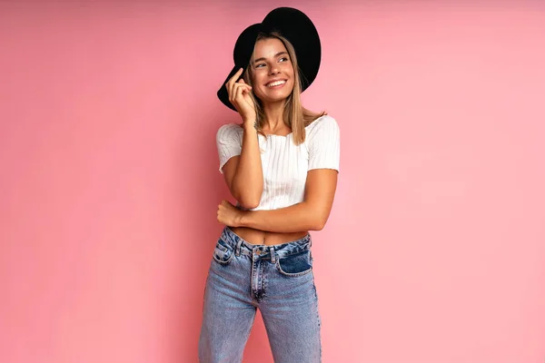 Zalig Stijlvol Hipster Meisje Poseren Studio Roze Achtergrond Het Dragen — Stockfoto