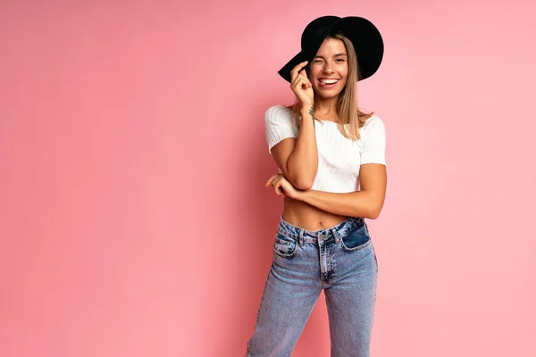 Blissful Chica Hipster Elegante Posando Estudio Fondo Rosa Con Pantalones — Foto de Stock