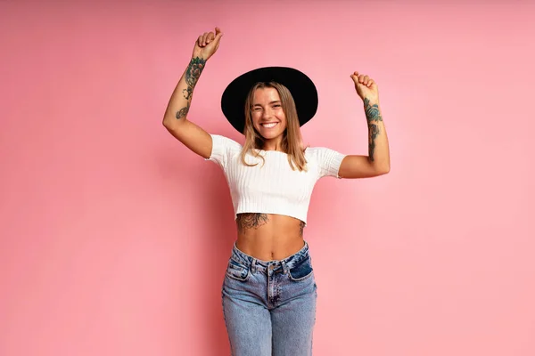 Hipster Stijlvolle Meisje Poseren Roze Achtergrond Withe Gewas Top Jeans — Stockfoto