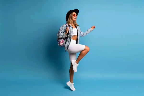 Trendy Fit Hipster Blond Eigen Poseren Studio Blauwe Achtergrond Volle — Stockfoto
