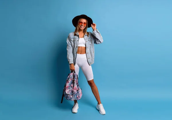 Trendy Fit Hipster Rubia Propia Posando Estudio Fondo Azul Longitud — Foto de Stock