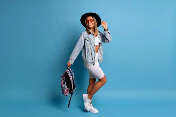Trendy Fit Hipster Rubia Propia Posando Estudio Fondo Azul Longitud — Foto de Stock