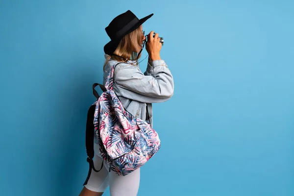 Elegante Mujer Rubia Hipster Posando Fondo Azul Del Estudio Traje — Foto de Stock