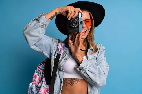 Studio Portrait Cheerful Stylish Hipster Photographer Girl Making Pictures Old — Stock Photo, Image