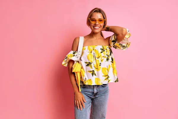 Joven Blogger Con Estilo Que Lleva Top Con Estampado Limón — Foto de Stock