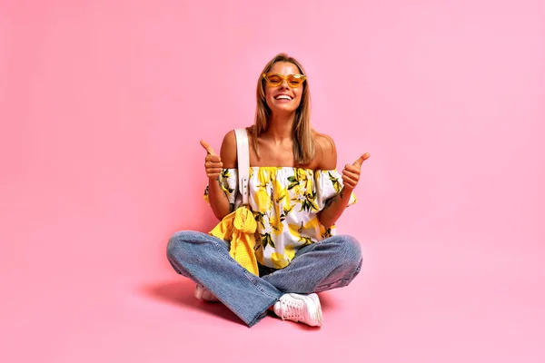 Estudio Retrato Elegante Brillante Mujer Joven Bastante Alegre Sentado Suelo — Foto de Stock