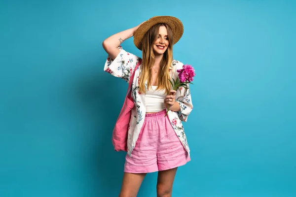 Estudio Retrato Mujer Rubia Feliz Posando Con Flor Peonía Ambiente — Foto de Stock