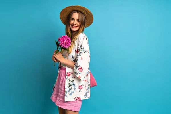 Estudio Retrato Mujer Rubia Feliz Posando Con Flor Peonía Ambiente — Foto de Stock