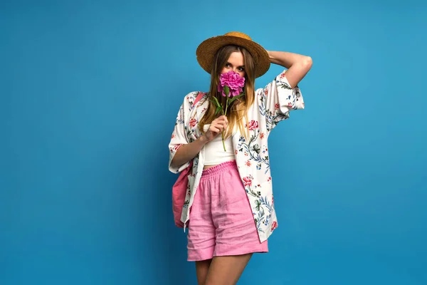 Studio Ritratto Felice Donna Bionda Posa Con Fiore Peonia Atmosfera — Foto Stock