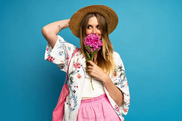 Bella Donna Bionda Che Indossa Elegante Vestito Estivo Colorato Divertirsi — Foto Stock