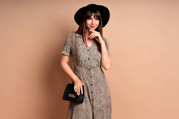 Elegante Mujer Elegante Con Vestido Sombrero Posando Fondo Beige Estudio — Foto de Stock