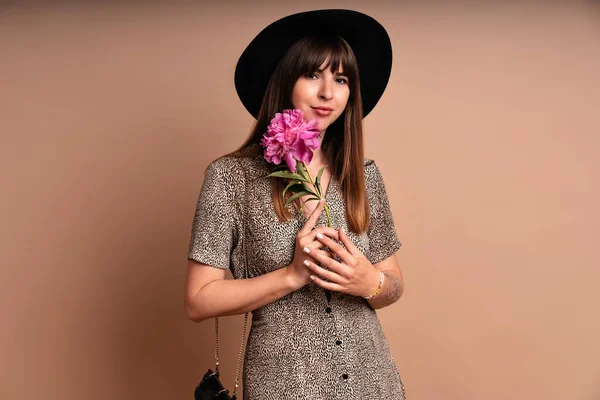 Stylish Elegant Woman Posing Beige Studio Background Holding Peony Flower — Stock Photo, Image