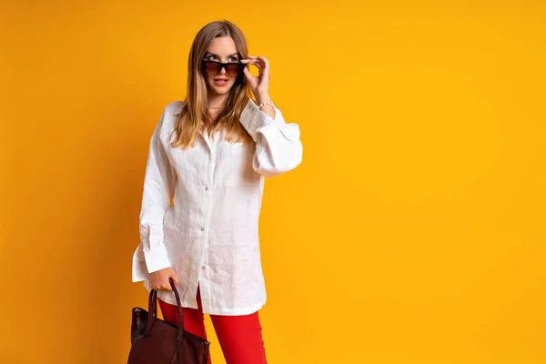Mujer Rubia Moda Posando Fondo Amarillo Llevar Camiseta Lino Blanco — Foto de Stock