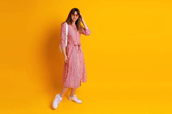 Indoor Portret Van Stijlvolle Vrouw Gestreepte Rode Jurk Beige Zonnebril — Stockfoto