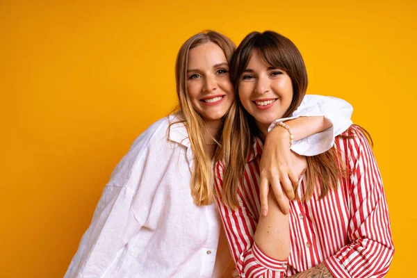 Estúdio Brilhante Retrato Elegante Dois Felizes Melhores Amigos Irmãs Meninas — Fotografia de Stock