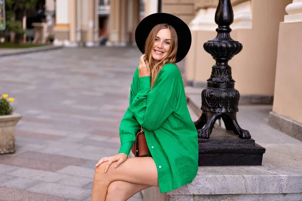 Elegante Mujer Elegante Posando Centro Ciudad Europea Con Traje Verde —  Fotos de Stock