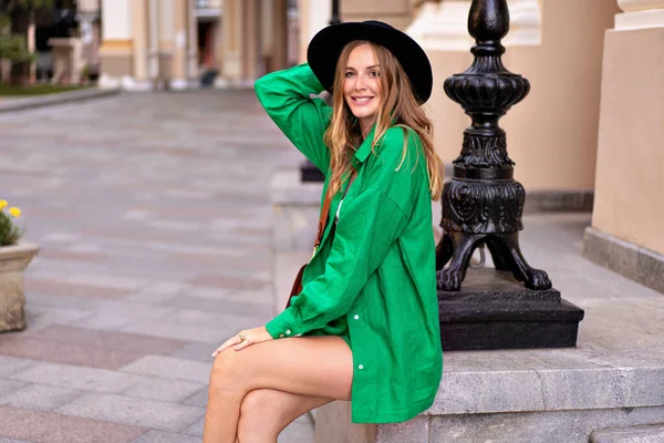 Stylisch Elegante Frau Posiert Europäischen Stadtzentrum Trägt Hellen Leinengrünen Anzug — Stockfoto