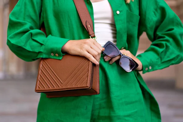 Cerca Los Detalles Moda Mujer Que Sostiene Bolso Cuero Gafas — Foto de Stock