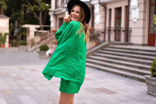 快乐时尚的女人在街上跳舞 享受在欧洲度假的时光 穿着夏衣 — 图库照片