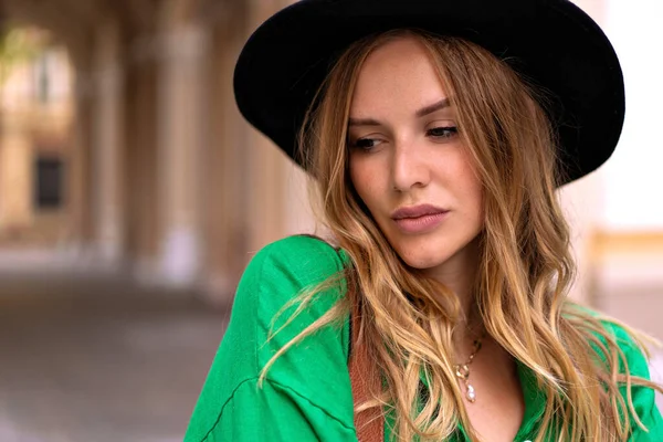 Portrait Gros Plan Une Élégante Femme Élégante Aux Cheveux Bouclés — Photo