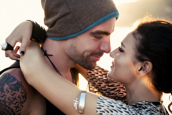 нежная счастливая стильная пара
